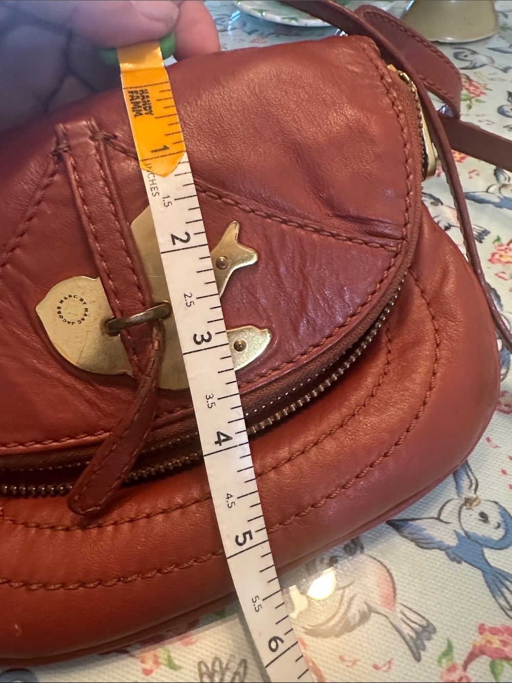 Marc Jacobs Petal to the Metal Crossbody mini Bag in cognac with Brass Accent - Picture 6 of 6